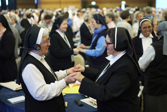 Sejumlah biarawati berdoa saat menghadiri kongres 900 pemimpin ordo religius perempuan di dunia di Roma, Senin (6/5/2025). Foto: Alessandra Tarantino/AP Photo