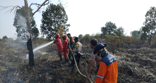 Manggala Agni Daops Sum-XIV/Banyuasin saat memadamkan api, dibantu oleh TNI, Polri, dan BPBD Ogan Ilir. Foto : Dok. Balai Pengendalian Kebakaran Hutan Kementerian Kehutanan