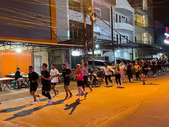 Keseruan para pelari malam di Kota Pontianak dan sekitarnya, Selasa, 6 Mei 2025. Foto: Rabiansyah/Hi!Pontianak