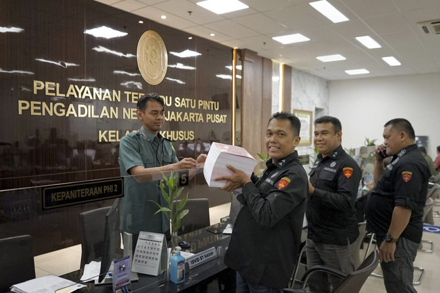 Kejagung RI melimpahkan berkas perkara dan surat dakwaan eks Ketua Pengadilan Negeri (PN) Surabaya Rudi Suparmono terkait kasus dugaan suap vonis bebas Ronald Tannur, ke Pengadilan Tipikor Jakarta, Selasa (6/5/2025). Foto: Dok. Kejagung