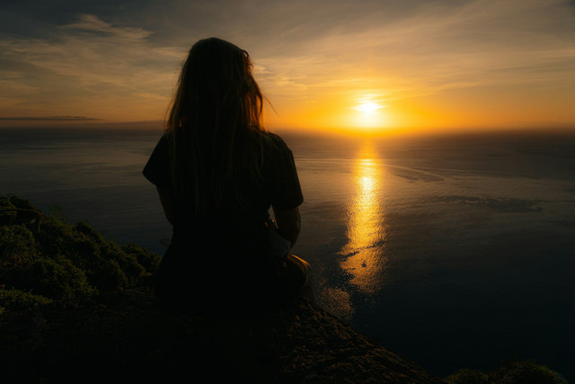 Wanita tenang dalam meditasi. Foto oleh Emmanuel Cassar di Unsplash.