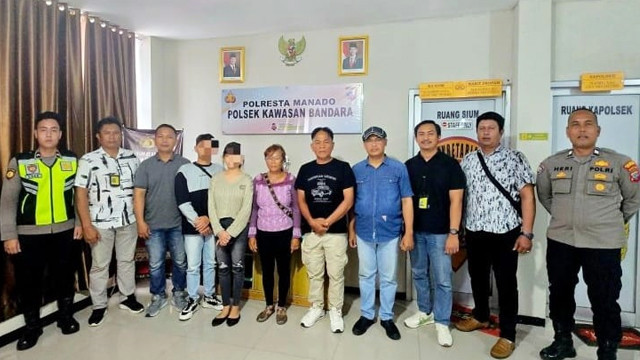 Korban TPPO (keempat dan kelima dari kiri) saat diamankan di Polsek Kawasan Bandara Manado. (foto: istimewa)