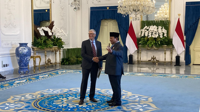 Presiden Republik Indonesia Prabowo Subianto beserta jajaran menteri Kabinet Merah Putih menerima kunjungan pendiri Gates Foundation, Bill Gates, di Istana Merdeka, Jakarta, Rabu (7/6/2025) pagi. Foto: Zamachsyari/kumparan