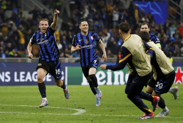 Davide Frattesi dari Inter Milan merayakan gol keempat mereka bersama Piotr Zielinski pada pertandingan leg kedua semifinal Liga Champions antara Inter Milan vs FC Barcelona di San Siro, Milan, Italia, Rabu (7/5/2025) dini hari WIB. Foto: Alessandro Garofalo/REUTERS