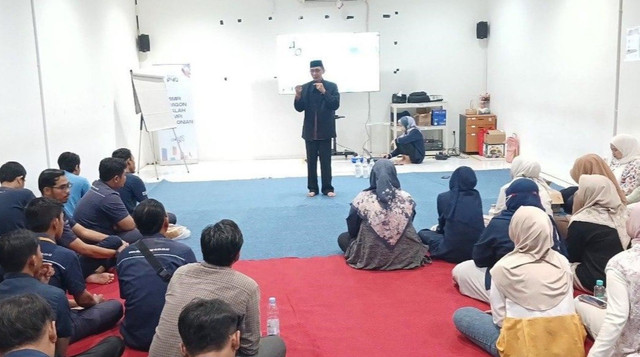 Silaturahmi dan Kajian Karyawan PT Paragon Bersama Ust Ahmad, Assatidz DT Peduli Cirebon (Sumber : DT Peduli)