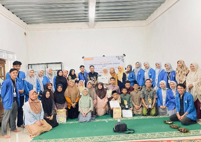 Peduli Mengabdi, Mahasiswa FSIP Unismuh Makassar Berbagi Kasih di Limbung