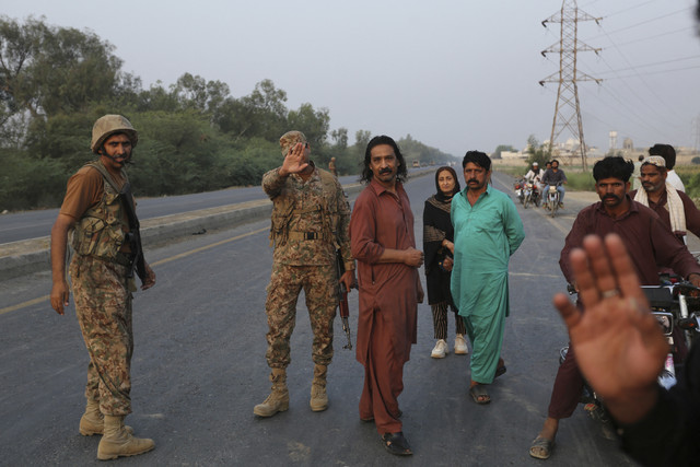 Tentara menutup jalan setelah serangan India di Ahmedpur Sharqia, sekitar 7 kilometer dari Bahawalpur di provinsi Punjab Pakistan, Rabu (7/5/2025). Foto: SHAHID SAEED MIRZA/AFP