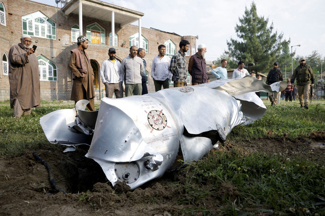 Puing-puing logam berserakan di tanah di Wuyan, distrik Pulwama, Kashmir selatan, Rabu (7/5/2025). Foto: Sharafat Ali/REUTERS