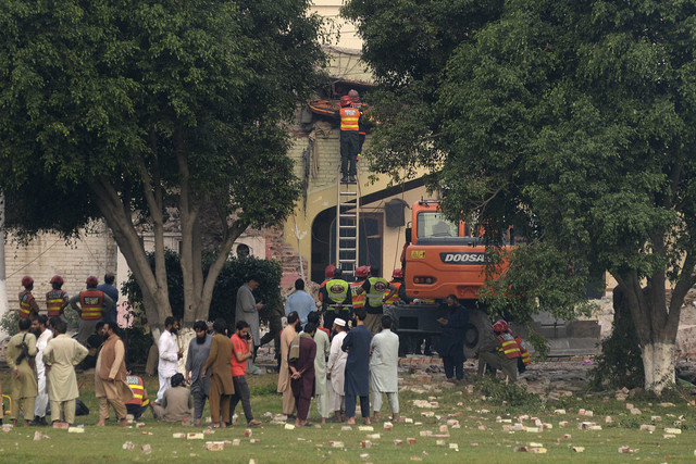 Tim penyelamat mencari korban di reruntuhan bangunan yang rusak di kompleks Kesehatan dan Pendidikan Pemerintah setelah serangan India di Muridke, sekitar 30 kilometer dari Lahore, Rabu (7/5/2025). Foto: MURTAZ ALI/AFP