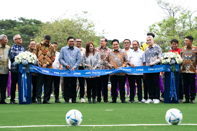 Ketua Umum PSSI Erick Thohir (keenam dari kanan), FIFA Council Member Kanya Keomany (keenam dari kiri), FIFA Lead Regional Office Lavin Vignesh (keempat dari kiri), dan Direktur Utama Bank Mandiri Darmawan Junaidi (kelima dari kiri) pada peresmian lapangan mini soccer FIFA ARENA di Kawasan Mandiri Wijayakusuma, Jakarta pada Selasa (6/5). Foto: Dok. Bank Mandiri