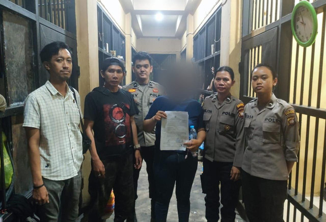 Pelaku penggelapan uang senilai Rp 51 juta saat berada di Polsek Sungai Kakap. Foto: Dok. Polsek Sungai Kakap