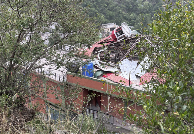 Bagian Masjid Bilal yang rusak terlihat setelah terkena serangan India di Muzaffarabad, ibu kota Kashmir yang dikelola Pakistan, Rabu (7/5/2025). Foto: AKHTAR SOMROO/REUTERS