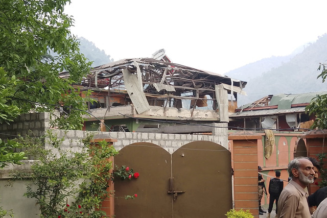 Bagian Masjid Bilal yang rusak terlihat setelah terkena serangan India di Muzaffarabad, ibu kota Kashmir yang dikelola Pakistan, Rabu (7/5/2025). Foto: AKHTAR SOMROO/REUTERS