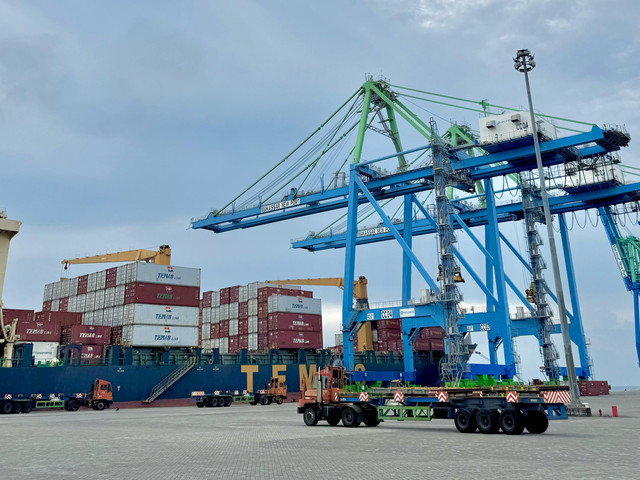 Terminal Petikemas Makassar (TPM) yang akan dipindahkan ke Makassar New Port (MNP) yang ditargetkan selesai pada 2027 mendatang. Foto: Dok. Pelindo