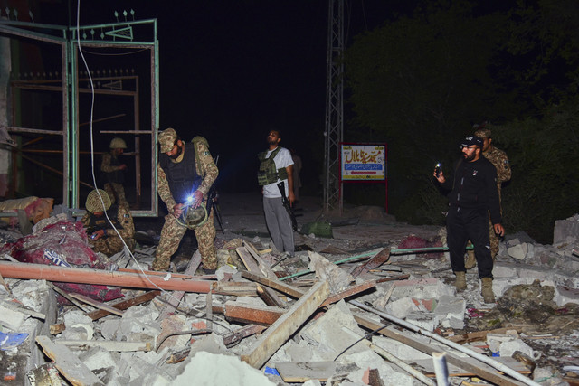 Tentara memeriksa bangunan yang rusak akibat serangan rudal India di dekat Muzaffarabad, ibu kota Kashmir yang dikuasai Pakistan, Rabu (7/5/2025). Foto: M.D. Mughal/AP