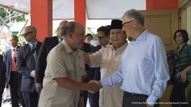 Presiden Republik Indonesia Prabowo Subianto mengajak pendiri Gates Foundation, Bill Gates untuk mengecek program unggulannya Makan Bergizi Gratis (MBG) di SDN 03 Jati, Jakarta Timur, Rabu (7/5/2025). Foto: YouTube/Sekretariat Presiden