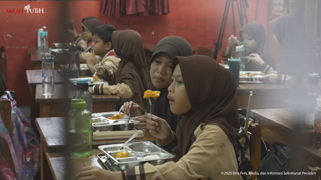 Presiden Republik Indonesia Prabowo Subianto mengajak pendiri Gates Foundation, Bill Gates untuk mengecek program unggulannya Makan Bergizi Gratis (MBG) di SDN 03 Jati, Jakarta Timur, Rabu (7/5/2025). Foto: YouTube/Sekretariat Presiden