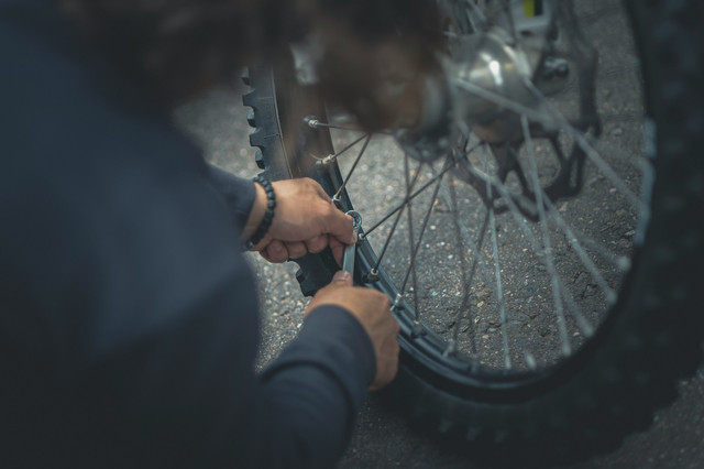 Ilustrasi cara menambal ban motor. Sumber: egor myznik/unsplash