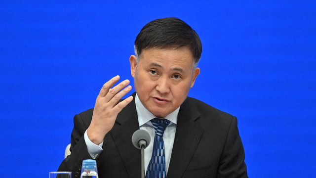 Gubernur Bank Rakyat Tiongkok Pan Gongsheng memberikan keterangan dalam konferensi pers di kantor Informasi Dewan Negara Tiongkok di Beijing pada 24 September 2024. Foto: ADEK BERRY / AFP