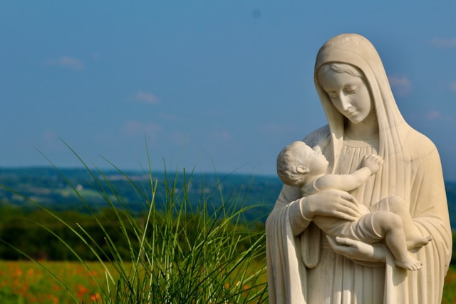 Gua Maria Kaliori. Foto hanyalah ilustrasi, bukan tempat yang sebenarnya. Sumber: Unsplash/Jonathan Dick, OSFS