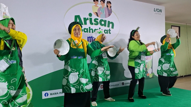 Sesi Cuci Piring Dance di Arisan Sahabat MAMA yang diikuti penuh antusias para ibu. Foto: kumparan