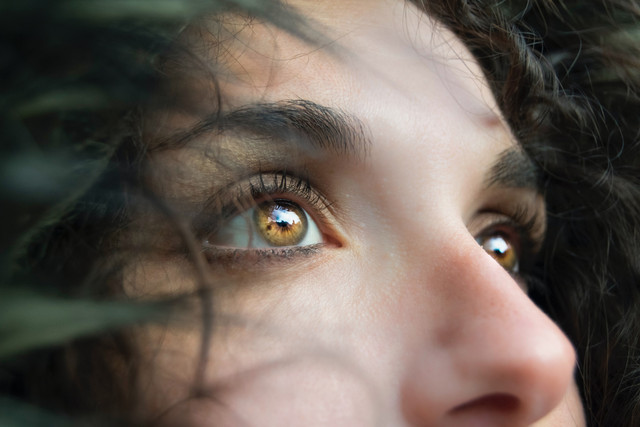 Ilustrasi Cara Menebalkan Rambut Alis secara Cepat, sumber gambar unsplash/Marine Vitale