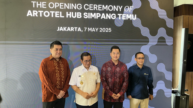 Gubernur DKI Jakarta Pramono Anung bersama COO Artotel Group Eduard Rudolf Pangakrego (kiri), CEO Artotel Group Erastus Radjimin (kedua kanan) dan Direktur Utama PT MRT Jakarta Tuhiyat dalam acara opening ceremony Artotel Hub Simpang Temu. Foto: Gitario Vista Inasis/kumparan