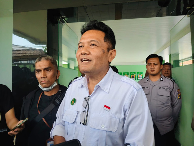Kepala SMPN 10 Yogyakarta Edy Thomas Suharta menjawab pertanyaan wartawan, Rabu (7/5)/ Foto: Arfiansyah Panji/kumparan