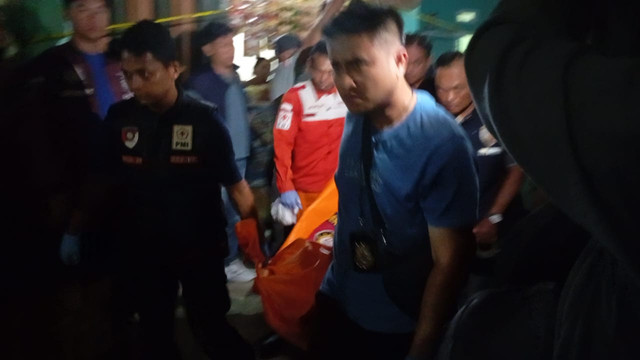 Polisi saat mengevakuasi jenazah wanita pemilik warung kelontong. Foto : Istimewa