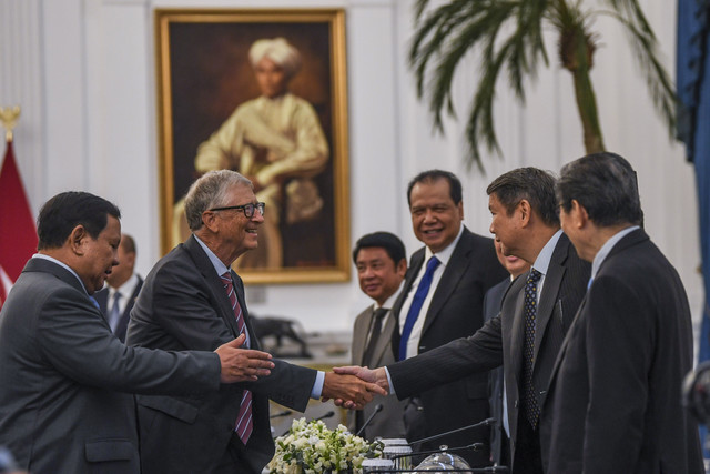 Presiden Prabowo Subianto (kiri) memperkenalkan sejumlah pengusaha kepada Pendiri Microsoft dan tokoh filantropi dunia Bill Gates (kedua kiri) sebelum melakukan pertemuan di Istana Merdeka, Jakarta, Senin (5/5/2025). Foto: Galih Pradipta/ANTARA FOTO