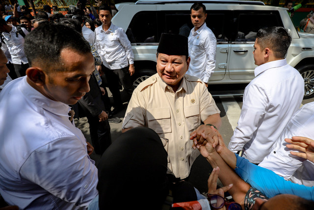 Presiden Prabowo Subianto meninjau pembagian makanan gratis di SDN Jati 03, Pulogadung, Jakarta Timur, Rabu (7/5/2025). Foto: Jamal Ramadhan/kumparan