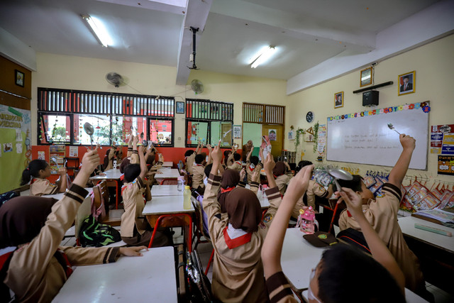 Suasana pembagian makanan gratis di SDN Jati 03, Pulogadung, Jakarta Timur, Rabu (7/5/2025). Foto: Jamal Ramadhan/kumparan