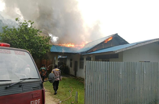 Ponpes Islamic Center Al Hazza’, Sanggau saat terbakar. Foto: Dok Polres Sanggau