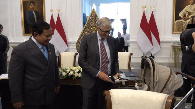 Momen Bill Gates beri hadiah ke kucing prabowo Bobby Kertanegara di Istana Merdeka, Jakarta Pusat, Rabu (7/5). Foto: Zamachsyari/kumparan