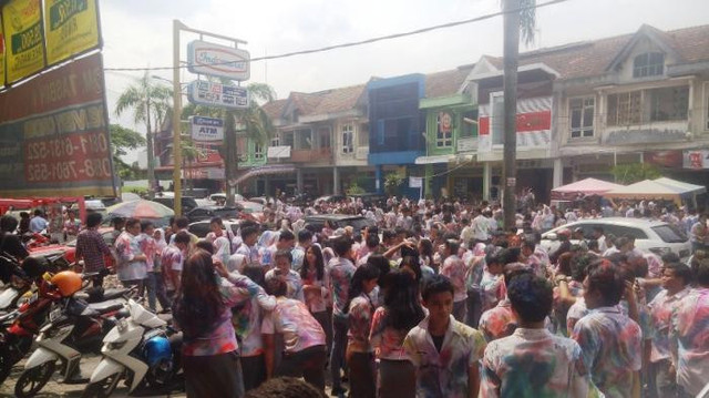 Sumber: Dok. Pribadi – foto oleh Bayu Amien Pratama diambil langsung dengan kamera pribadi. Siswa-siswi sedang merayakan momen kelulusan dengan melakukan coret-coret serta konvoi.