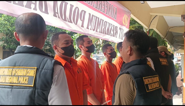 Para pelaku pelecehan seksual dan penganiayaan terhadap pencuri gas, di Polda Bali, Rabu (7/5/2025). Foto: Denita BR Matondang/kumparan