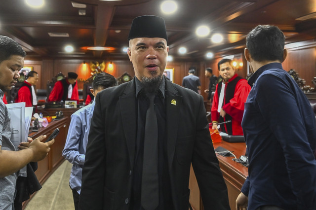 Anggota DPR fraksi Gerindra Ahmad Dhani meninggalkan ruangan usai mengikuti sidang etik di Mahkamah Kehormatan Dewan DPR, Kompleks Parlemen, Senayan, Jakarta, Rabu (7/5/2025). Foto: Rivan Awal Lingga/ANTARA FOTO