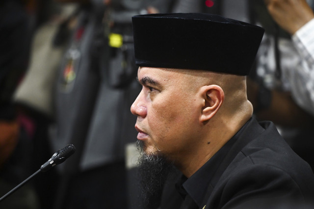 Anggota DPR fraksi Gerindra Ahmad Dhani mengikuti sidang etik di Mahkamah Kehormatan Dewan DPR, Kompleks Parlemen, Senayan, Jakarta, Rabu (7/5/2025). Foto: Rivan Awal Lingga/ANTARA FOTO