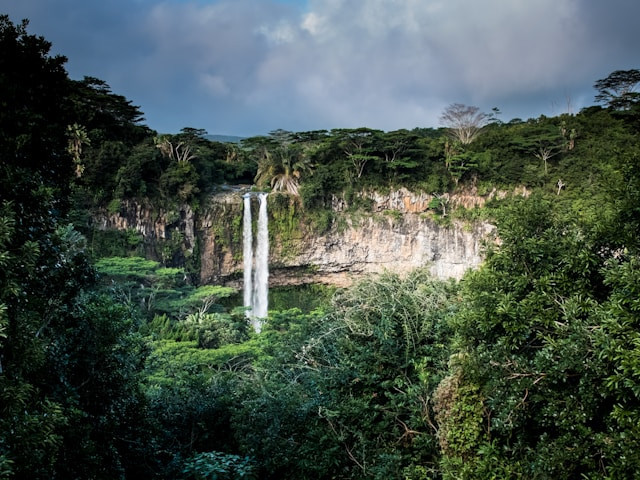 Curug Gomblang. Foto hanyalah ilustrasi, bukan tempat yang sebenarnya. Sumber: Unsplash/Olivier Graziano