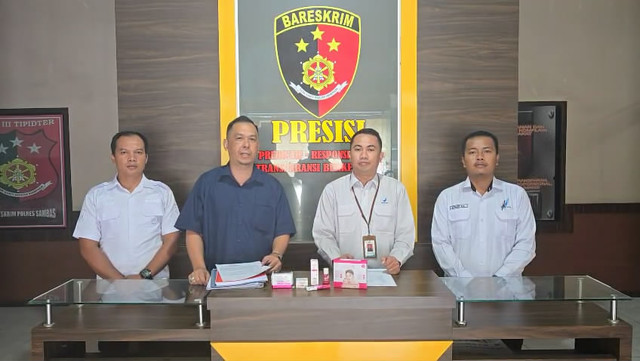 Kasat Reskrim Polres Sambas AKP Rahmad Kartono (kiri kedua) dan Kepala Loka POM Sambas Agus Wahyudi (kanan kedua) saat memberikan keterangan terkait kasus kosmetik ilegal. Foto: Dok. Satreskrim Polres Sambas