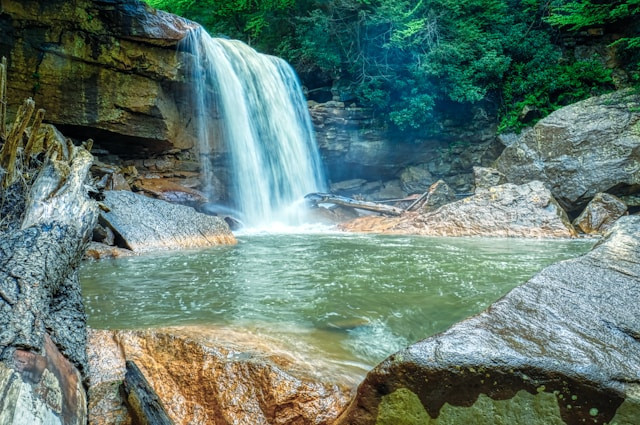 Curug Ceheng. Foto hanyalah ilustrasi, bukan tempat yang sebenarnya. Sumber: Unsplash/Sean Robertson