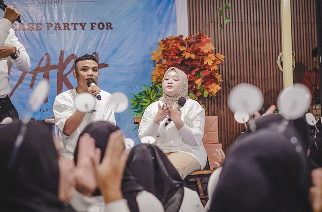 Penyanyi Danil Jose feat Sara Rahayu di acara peluncuran intim yang berlangsung di Cafe Trader Didi Max. Foto: Istimewa