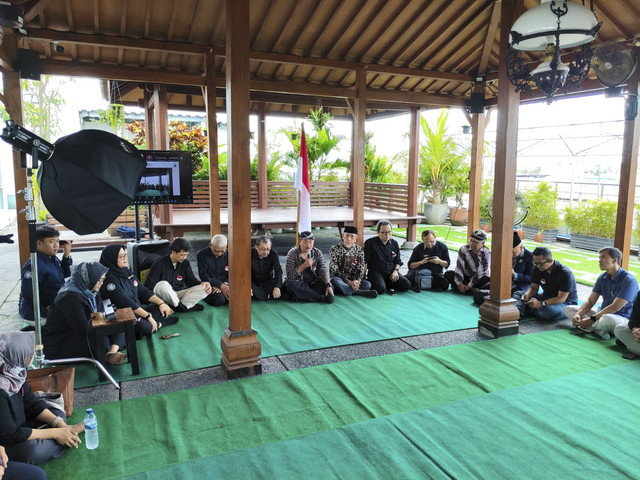 Sejumlah dokter dari berbagai keilmuan menggelar doa bersama di Rumah Sakit Akademik (RSA) UGM, Rabu (7/5/2025). Foto: Arfiansyah Panji Purnandaru/kumparan