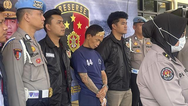 Rian Triana alias Jambul (tengah) di Mapolresta Bandung, Rabu (7/5/2025). Foto: Robby Bouceu/kumparan