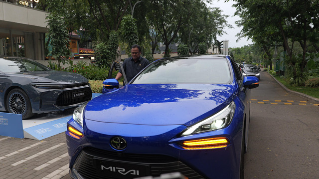 Anggota Komisi VI DPR RI Rachmat Gobel menjajal Toyota Mirai di kumparan New Energy Vehicle Summit 2025. Foto: Dok. Istimewa