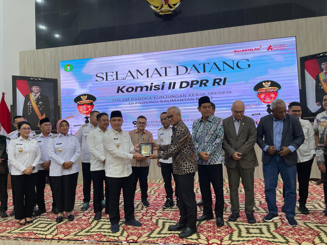Gubernur Kalbar, Ria Norsan dan Wakil Ketua Komisi II DPR RI, Aria Bima sedang melakukan foto bersama usai kunjungan kerja. Foto: Rabiansyah/Hi!Pontianak.
