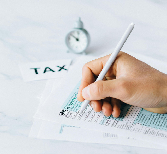 https://www.pexels.com/id-id/foto/tangan-kantor-ruang-kantor-ruang-kerja-6863336/