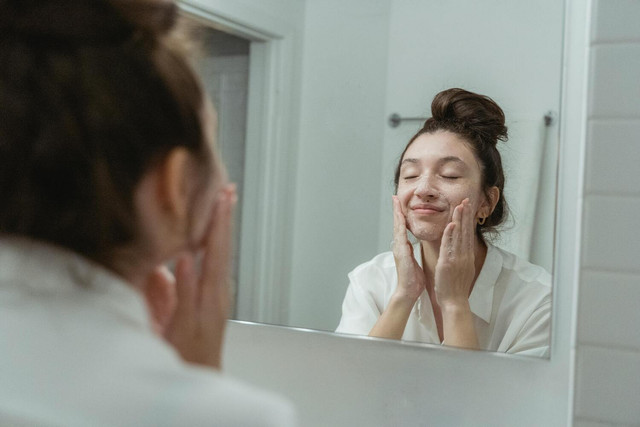 Sabun muka G2G untuk kulit berminyak dan berjerawat. Sumber: Pexels/Miriam Alonso