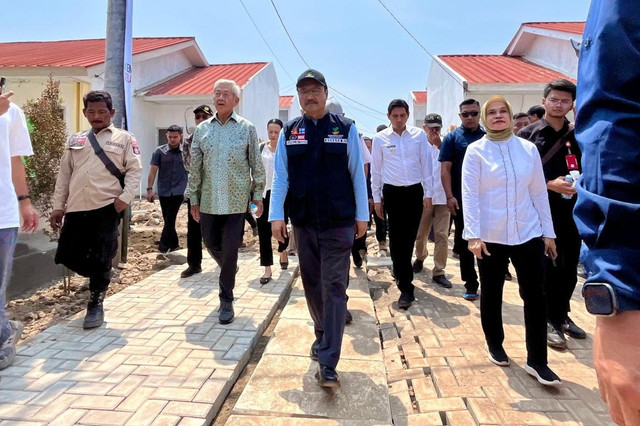Menteri Sosial (Mensos) Saifullah Yusuf (Gus Ipul) bersama Wakil Menteri Sosial (Wamensos) Agus Jabo Priyono melakukan kunjungan kerja ke Desa Eretan Kulon, Kecamatan Kandanghaur, Kabupaten Indramayu, Jawa Barat, Rabu (7/5/2025). Foto: kumparan