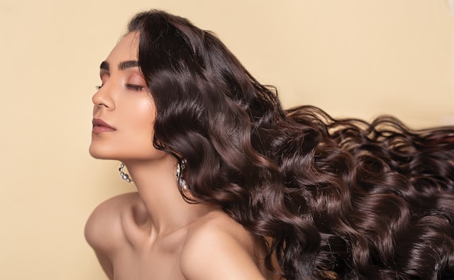 ilustrasi cara menebalkan rambut tipis karena faktor genetik. sumber: unsplash/ali pazani